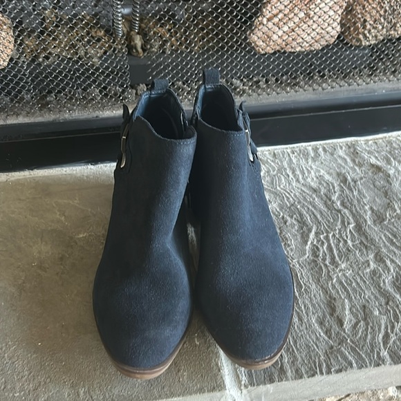 Booties: Sonoma Size 7 Medium,Navy
Almost New - Picture 1 of 4